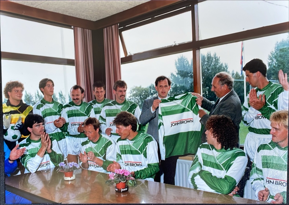 16 september 1989 krijgt S.V. Wassenaar een nieuwe Sponsor, John Brown